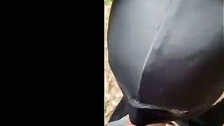 Soumise cagoulee et attachee suce son maitre dans les bois