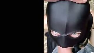 Soumise cagoulee et attachee suce son maitre dans les bois