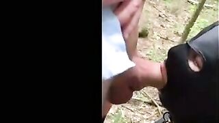 Soumise cagoulee et attachee suce son maitre dans les bois