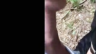 Soumise cagoulee et attachee suce son maitre dans les bois