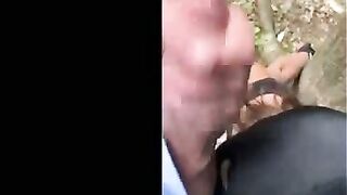 Soumise cagoulee et attachee suce son maitre dans les bois
