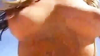 Sara, svensk strandamatör med stora tillgångar