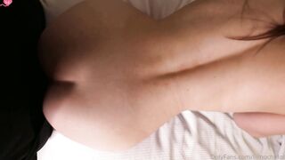 Une fille brune recoit du sperme sur son visage