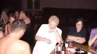 Extreme cfnm dans un club pour femmes