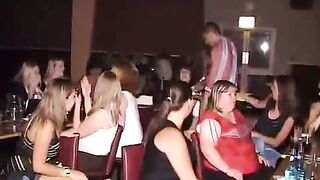 Extreme cfnm dans un club pour femmes