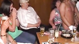 Extreme cfnm dans un club pour femmes