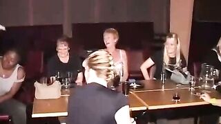 Extreme cfnm dans un club pour femmes