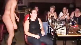 Extreme cfnm dans un club pour femmes