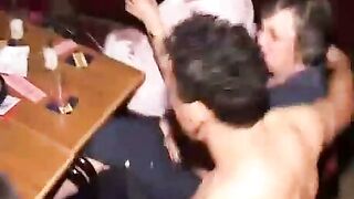 Extreme cfnm dans un club pour femmes