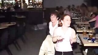 Extreme cfnm dans un club pour femmes