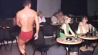 Extreme cfnm dans un club pour femmes