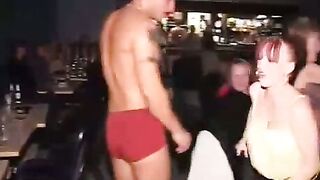 Extreme cfnm dans un club pour femmes