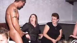 Extreme cfnm dans un club pour femmes
