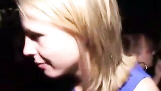 Extreme cfnm dans un club pour femmes
