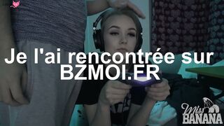 Gameuse se fait baiser pendant une partie en ligne