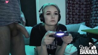Gameuse se fait baiser pendant une partie en ligne