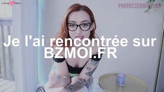 Petite coquine rousse simule une baise