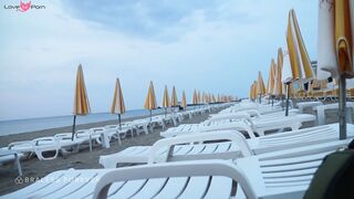 Fellation sur la plage de fille sexy et nue avec un masque