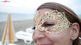 Fellation sur la plage de fille sexy et nue avec un masque