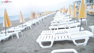 Fellation sur la plage de fille sexy et nue avec un masque