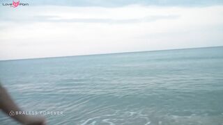 Fellation sur la plage de fille sexy et nue avec un masque
