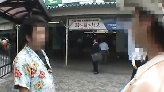 À 18 ans,elle se rend en ville,près de la gare,pour se faire coiffer par un coiffeur
