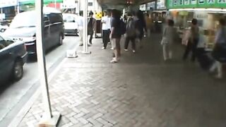 À 18 ans,elle se rend en ville,près de la gare,pour se faire coiffer par un coiffeur