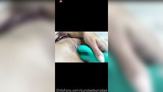 Sundaebunsdae se masturbe avec son jouet sexuel vert