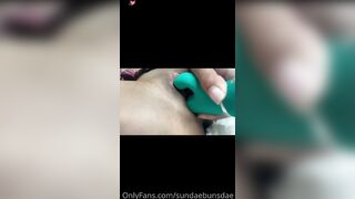 Sundaebunsdae se masturbe avec son jouet sexuel vert