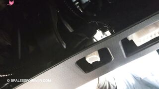 Une blonde tatouee fait une fellation a un inconnu dans la voiture