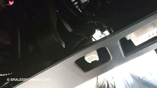 Une blonde tatouee fait une fellation a un inconnu dans la voiture