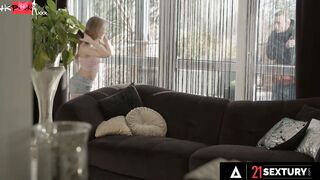21 SEXTURY - Frozen Dude Gets Some Heat From A Beauty chick And Her Soak Snatch