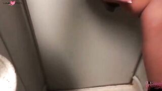 Jeune blondinette coquine mais salope se fait baiser en route