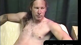 MenWorkinXXX.com - Long-haired Freddyz strokes his fat meat on his bed