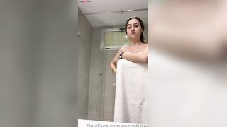 Routine de bain de fille plantureuse amateur eva batistaa