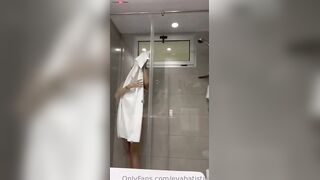 Routine de bain de fille plantureuse amateur eva batistaa