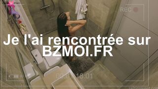 Une brune elegante se masturbe sous l eau de la douche