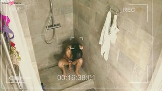 Une brune elegante se masturbe sous l eau de la douche