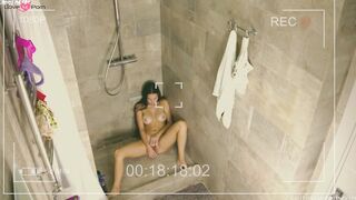 Une brune elegante se masturbe sous l eau de la douche