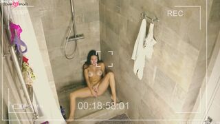 Une brune elegante se masturbe sous l eau de la douche