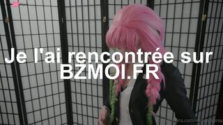 Une fille en cosplay se fait ejaculer sur le visage