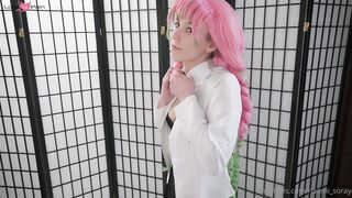 Une fille en cosplay se fait ejaculer sur le visage
